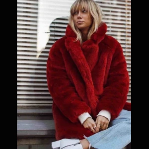  - Pälsjacka i väldigt gott skick som endast använts 2 ggr. Pälsen är fortsatt väldigt fin och fluffig.  Frakt tillkommer, alternativt om man vill mötas upp✨