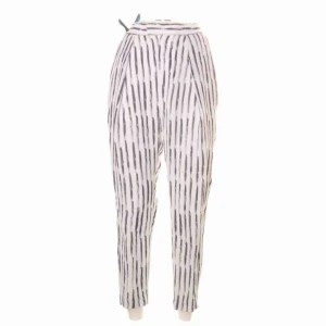  - Byxor i fint skick, finns någon enstaka tråd som repats upp. +79 för frakt