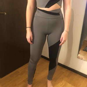  - Träningstights från Gymshark i svart/grå. Använda 2 gånger på gymmet. Säljer matchande top. Nypris 700kr