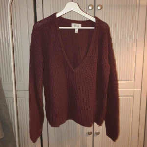  - Stickad tröja i fin färg
