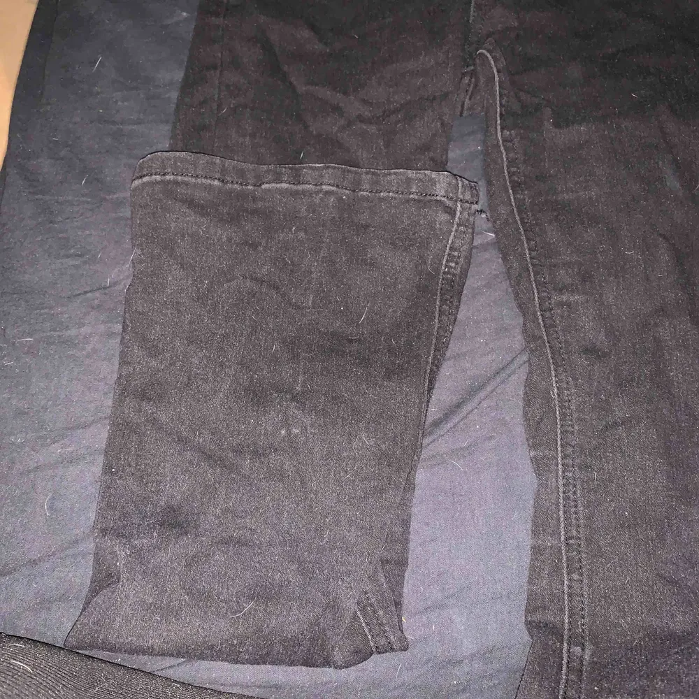 Skit snygga bootcut jeans! Använda fåtal gånger men syns inte! Köpta på tessie! Väldigt korta, passar mig 157cm!  200kr ink. Frakt 50kr. Jeans & Byxor.