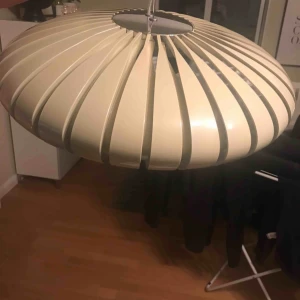  - Marset maranga lampa. Färgen sand. Ligger kvar i förpackningen, aldrig använd.