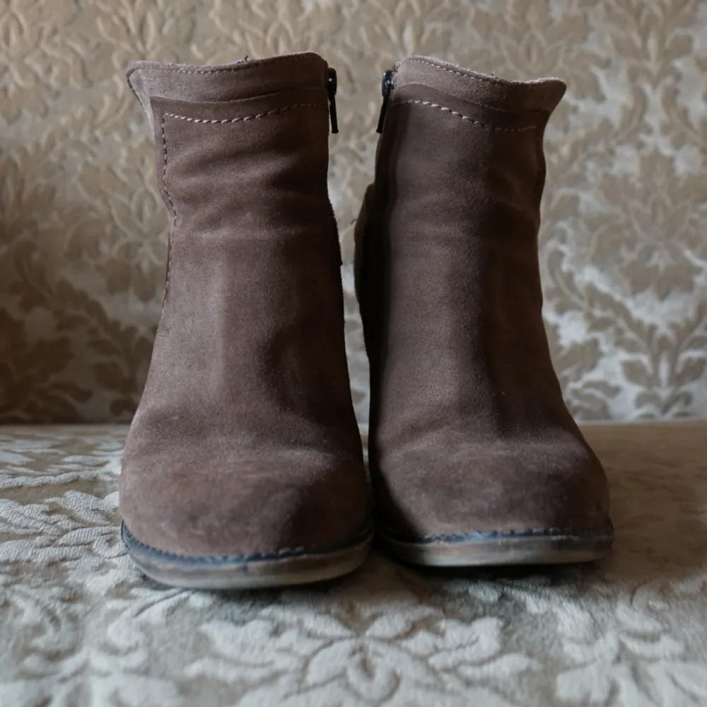 Leather boots from a French brand (San Marina) good state. A small stain on the external side of the left foot. . Skor.