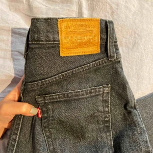  - Ribcage straight från Levis, ny skick, nypris: 1145kr För stora för mig/köparen står för frakten