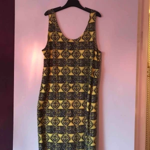  - Stretchig klänning. Knappt använd. Betala gärna med swish. Frakt blir 35 kr. Kan samfrakta om du köper flera varor av mig!