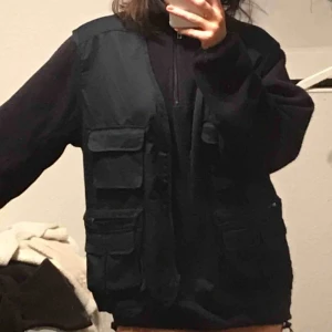  - Trendig fiskeväst i marinblå färg från Humana. Sitter perfekt oversize på mig som är en S. Storleken är L men passar alla beroende önskad passform!