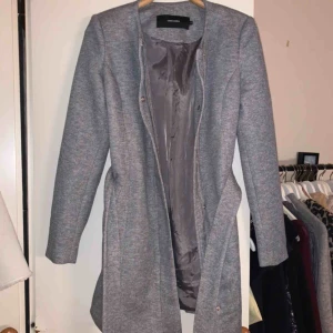  - Grå kappa från vero Moda. Aldrig använd & köpt för 600kr. Kan diskutera pris & kan frakta :) 