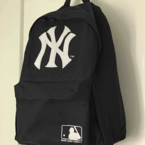  - Svart ryggsäck, fint skick! 