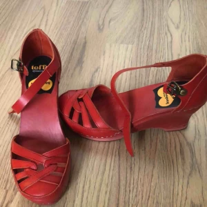  - Swedish hasbeens röda klackskor