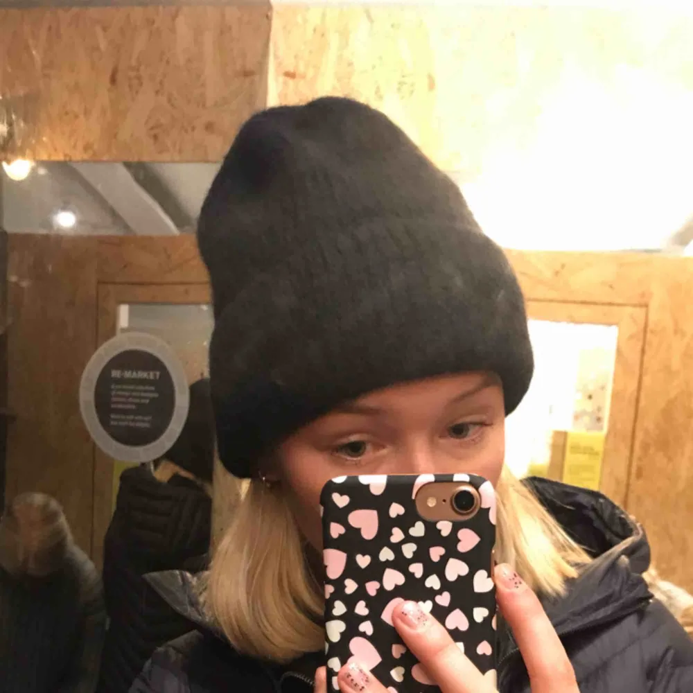 Jätte snygg mössa från weekday, bra skick!. Accessoarer.