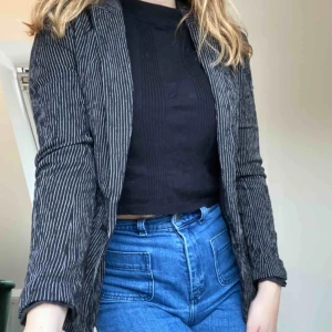  - En randig kavaj från HM som endast är använd en gång. Skriv för mer info. Frakt tillkommer.