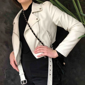  - skit fin skinnjacka jag köpte i London för 300kr förra året. säljer pga att den inte kommer till användning men den är som ny💞 köpare står för frakt eller möts upp i uppsala💘