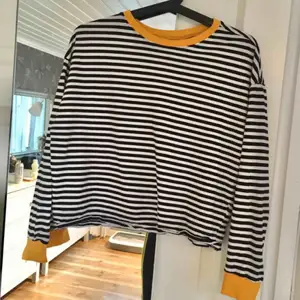 Skitsnygg randig tröja med gula detaljer från H&M! 🌸 Finns i Kalmar men kan fraktas, skriv för med detaljer, bilder och fraktpris 🌸