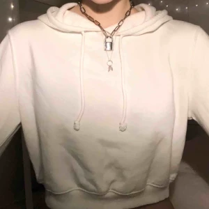 - Croppad vit hoodie från Nelly, aldrig använd. Köparen står för frakten :)