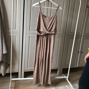  - Byxdress från Nelly, aldrig använd 