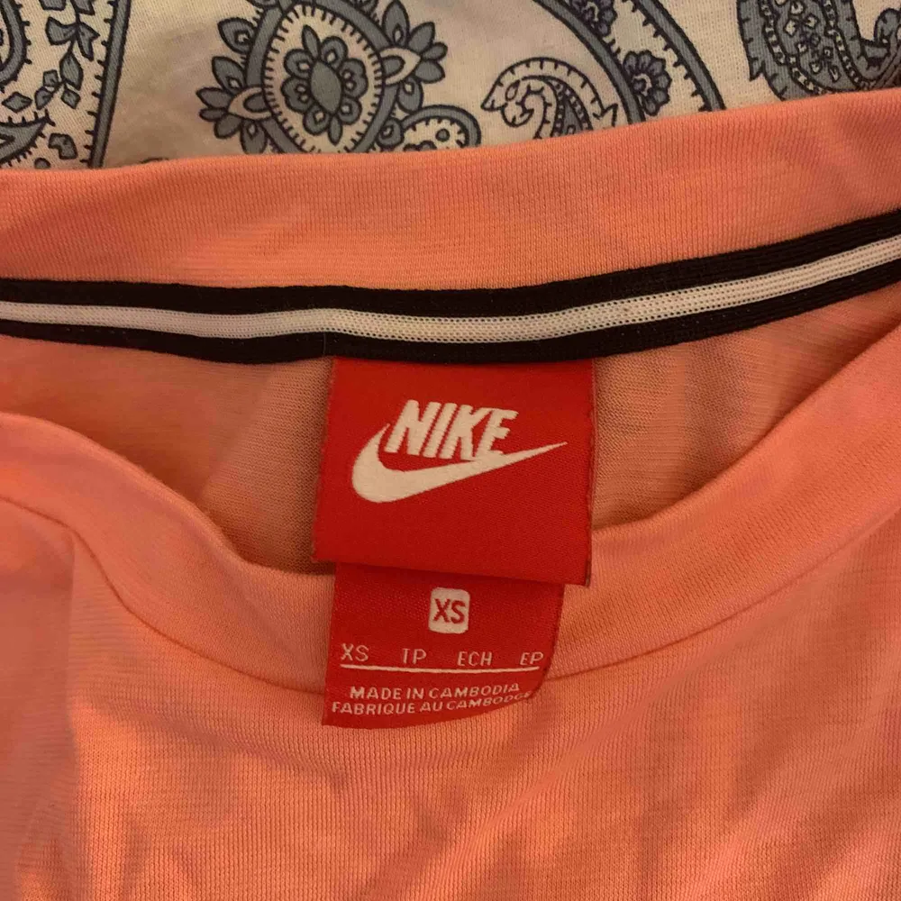 Jättefin rosa Nike t-shirt! Knappt använd, är en XS men sitter som en S. 💞. T-shirts.