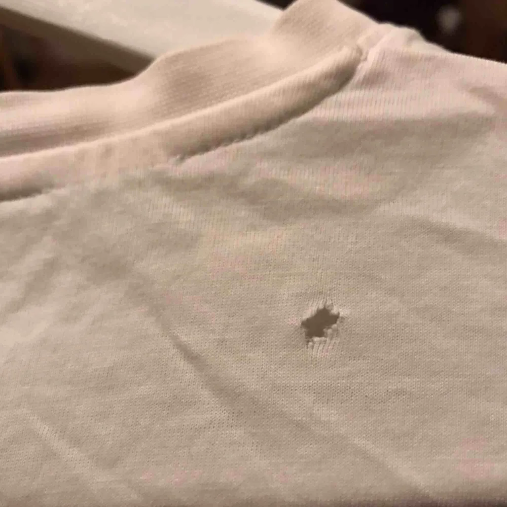 Fila t-shirt Bra skick förutom litet hål i övre ryggen . T-shirts.