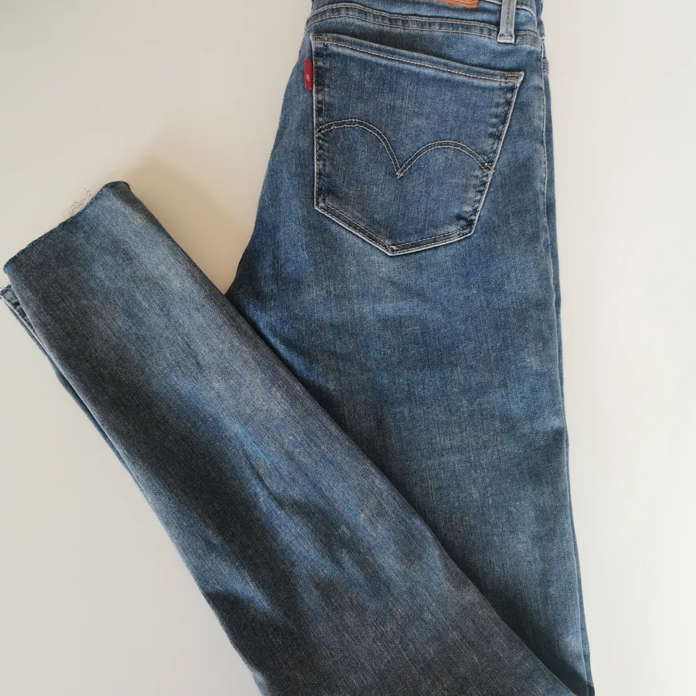 Säljs pga lite storlek, jeansen är superstrech och ger en snygg form. Jätte bra skick. Jeans & Byxor.