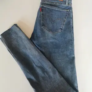 Säljs pga lite storlek, jeansen är superstrech och ger en snygg form. Jätte bra skick