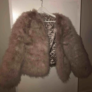  - Jacka ifrån DM ( Dennis Maglic ) Puderrosa, strl S. Använd fåtal gånger. Nypris 1100kr  