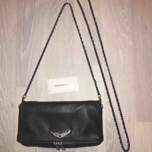 Zadig väska - Säljer min populära svarta Zadig väska pga att den inte används längre. Inköpt i september 2019 därav mycket bra skick.Köpt för 3800kr, budgivning, högst bud vinner Både lång & kort kedja nedkommer. Köparen står för ev frakt! Hör av dig vid frågor!