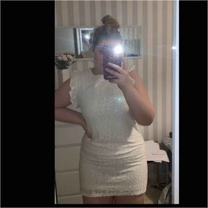  - Jättefin vit spetsklänning i fint skick. Passar utmärkt till skolavslutning och student! Är storlek L men skulle mer säga att den passar S/M då de är en rak modell. Frakt tillkommer på 44kr.