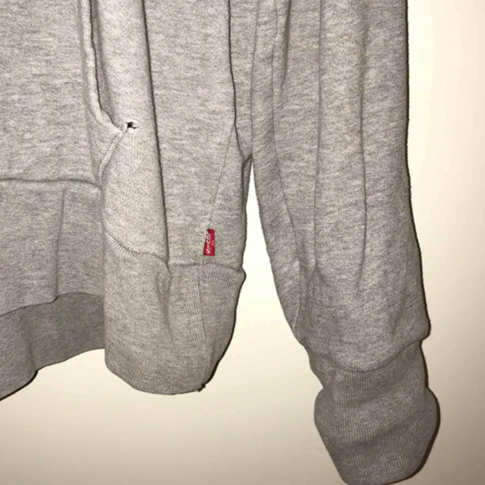 Levis hoodie, väl använd därav hålet som syns på bilden!. Hoodies.