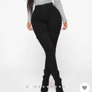  - ”Classic high waist skinny jeans” från fashion nova! I strl US 3, men passar xs/s, säljer pga för långa för mig som är 157cm. Formar rumpan assnyggt! Frakt tillkommer💞 (nypris 39.99$+15$ frakt+110kr tullavgift)