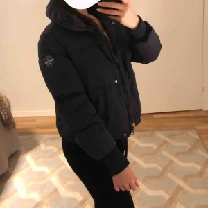  - Säljer min superdry damjacka i storlek S.Endast 2 gånger använd,inga skador.Säljer pga kommer inte till användning.Originalpriset 1000kr.Skitsnygg broderad text på kragen av jackan .