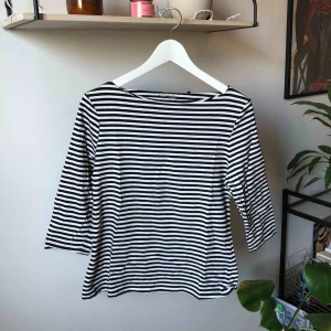  - Randig trekvartsärmad tröja från Lindex med båturringning. Frakt tillkommer <3