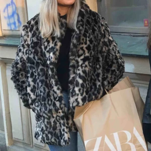  - Sjukt snygg Leopard-pälsjacka från NAKDXLinnahlborg Använd ett fåtal gånger Nypris: 1199kr Köparen står för frakten