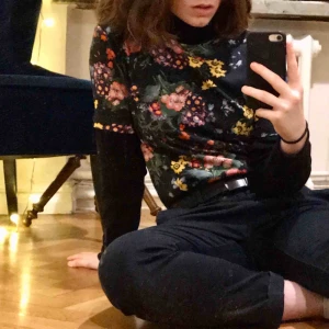  - En vacker och vårig Erdem-tröja från deras samarbete med H&M! 🌸 Aldrig använd, och i mycket gott skick. Ursprungspris: 575kr