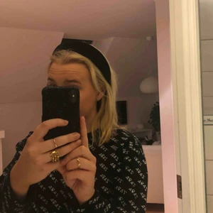  - Denna tjocktröja från zara är så cool! Den gör varje outfit lite roligare!❤️