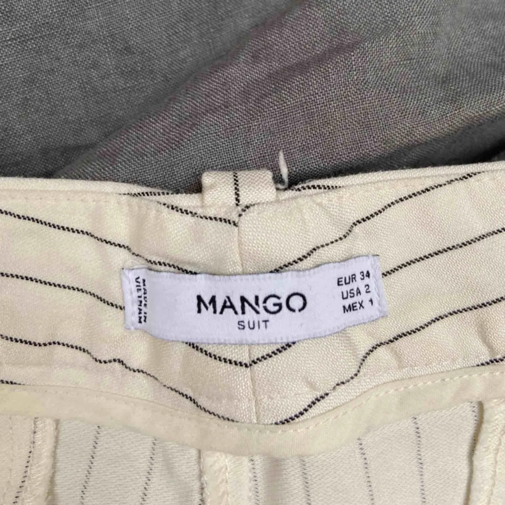 Snygga och fräscha randiga byxor från Mango. Storlek 34🧡, du betalar för frakten . Jeans & Byxor.
