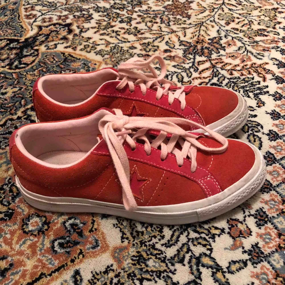 Ett par rosa/röda one star converse i jätte fint skick. Endast endast använda några få gånger. Köpte skorna för 600kr. Köparen står för frakt. . Skor.