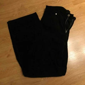  - Ett par svarta raka/vida manchester byxor från Monki! De är knappt använda så är som i nyskick!🤩 frakt tillkommer som kostnad.