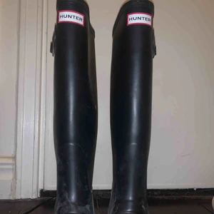  - Hunter stövlar. Passande svarta strumpor till (100 extra) 