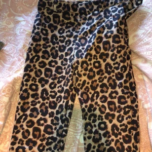  - Jättefina kostym byxor som är för små för mig.