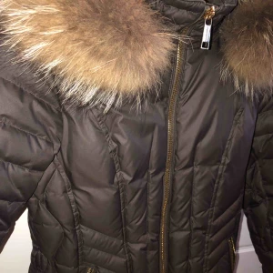  - Säljer min Rock and Blue jacka med äkta päls. Nypris är 3500kr men har ett litet litet hål och därav priset. Kan skicka fler bilder till potentiell köpare om så önskas. Vid snabbt köpt kan även pris diskuteras. Skärp med gulddetaljer medkommer 