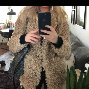  - Beige teddy jacka (långa lockar) i storlek S! Använd en gång. Köparen står för frakten  