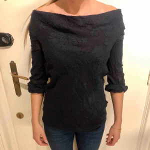  - Tröja från tory burch. Storlek 0 vilket motsvarar en small. Personen är 170 cm och är en storlek s. Sparsamt använd.