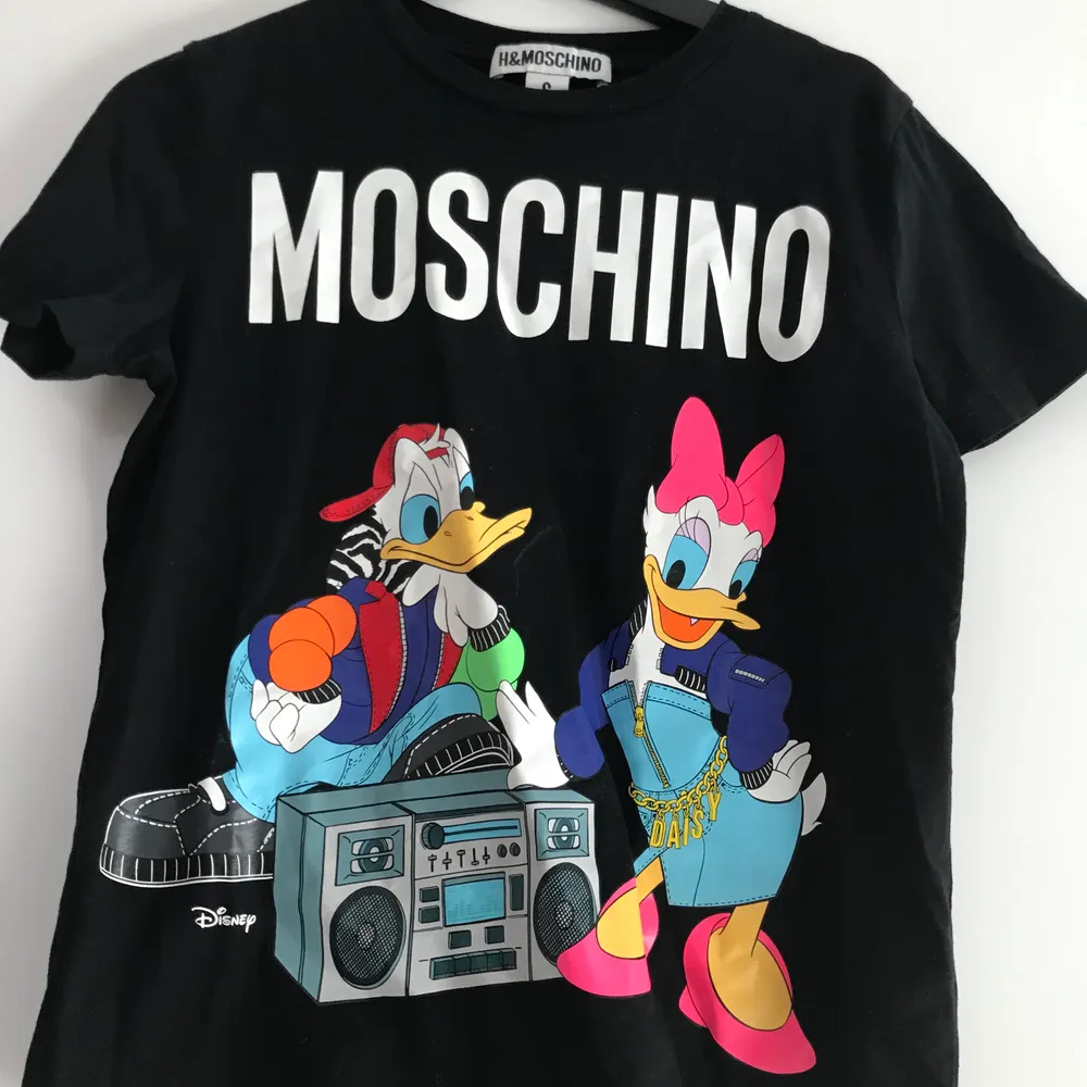 Moschino i samarbete med h&m t-Shirt! Buda gärna 🥳 nuvarande bud 270. T-shirts.