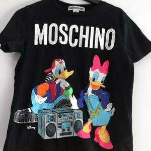 Moschino i samarbete med h&m t-Shirt! Buda gärna 🥳 nuvarande bud 270