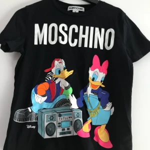 H&Moschino  - Moschino i samarbete med h&m t-Shirt! Buda gärna 🥳 nuvarande bud 270