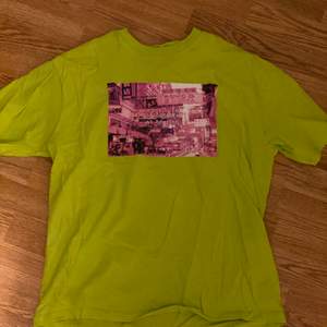 Neongrön t-shirt med tryck. Super snygg fit