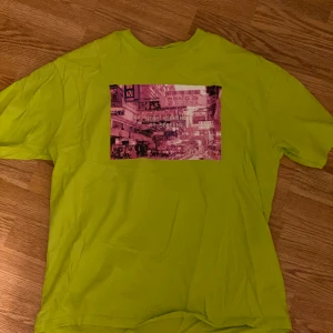 T-shirt - Neongrön t-shirt med tryck. Super snygg fit