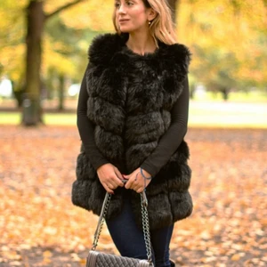 Pälsväst - Storlek S lite oversized passar även en M, fuskpäls från lovely of sweden använd max 5 gånger orgpris 1099