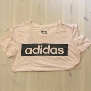 Adidas T-shirt  - Rosa adidas T-shirt 