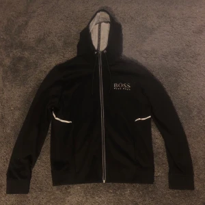 Hugo boss zip hoodie strl:M - Hugo boss zip hoodie svart, skick 9/10 strl:M Nypris: 1000kr
