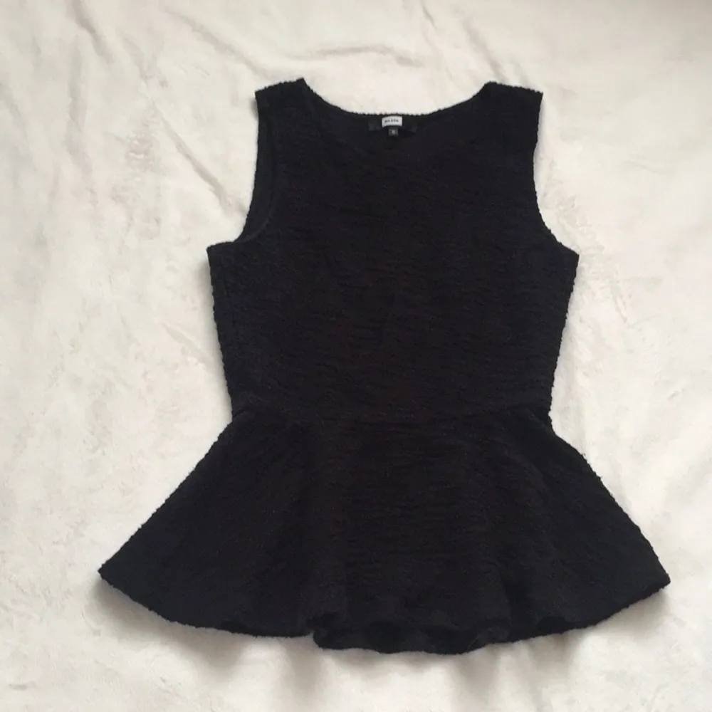 Svart peplum-top från Bikbok. Går att matcha lite hur man vill; byxor, kjol, shorts etc. 100% bomull. Knappt använd, är som i nyskick. . Toppar.